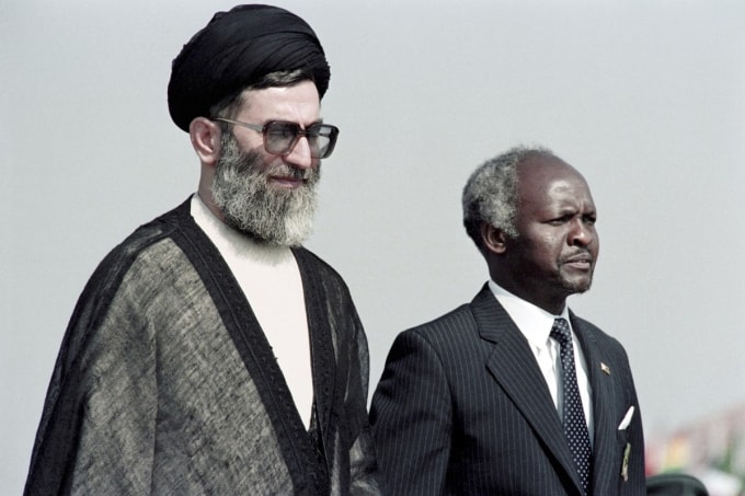 Ông Khamenei trong chuyến công du Zimbabwe năm 1986. Ảnh: AFP