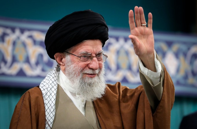 Lãnh tụ Tối cao Iran Ali Khamenei vẫy tay chào các quan chức, nhà ngoại giao và người dân trong buổi giảng ngày tháng 3/2025 ở Tehran. Ảnh: AP