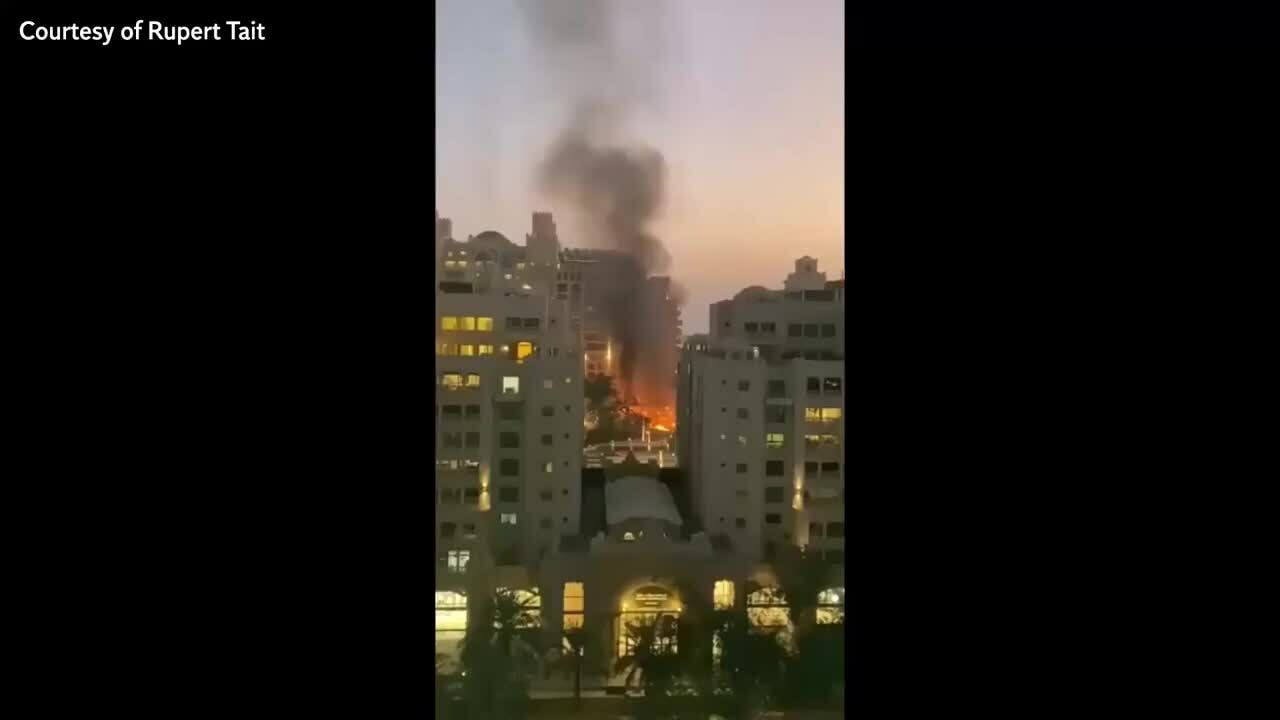 Khách sạn Burj Al Arab cháy do trúng mảnh vỡ từ drone Iran