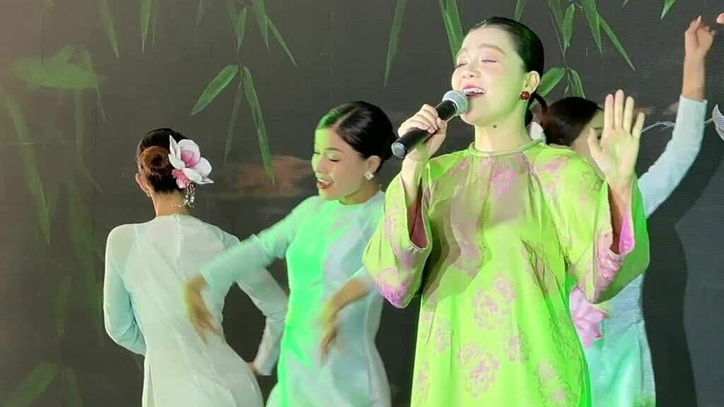 Ca sĩ Thanh Ngọc hát 