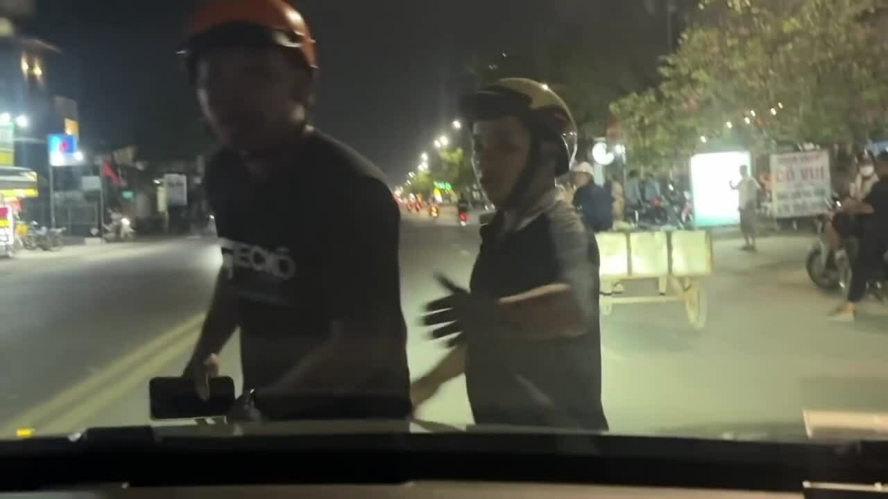 Người đàn ông chặn đầu taxi sau va chạm