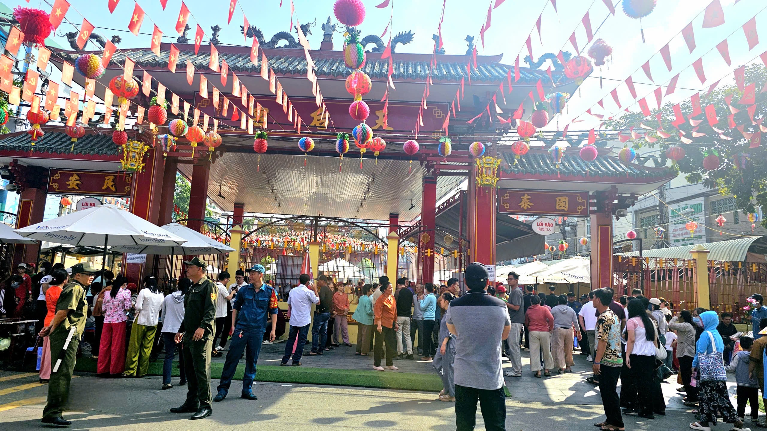 Không khí tại Chùa Bà Bình Dương trước Lễ hội lớn nhất Đông Nam Bộ - Ảnh 1.