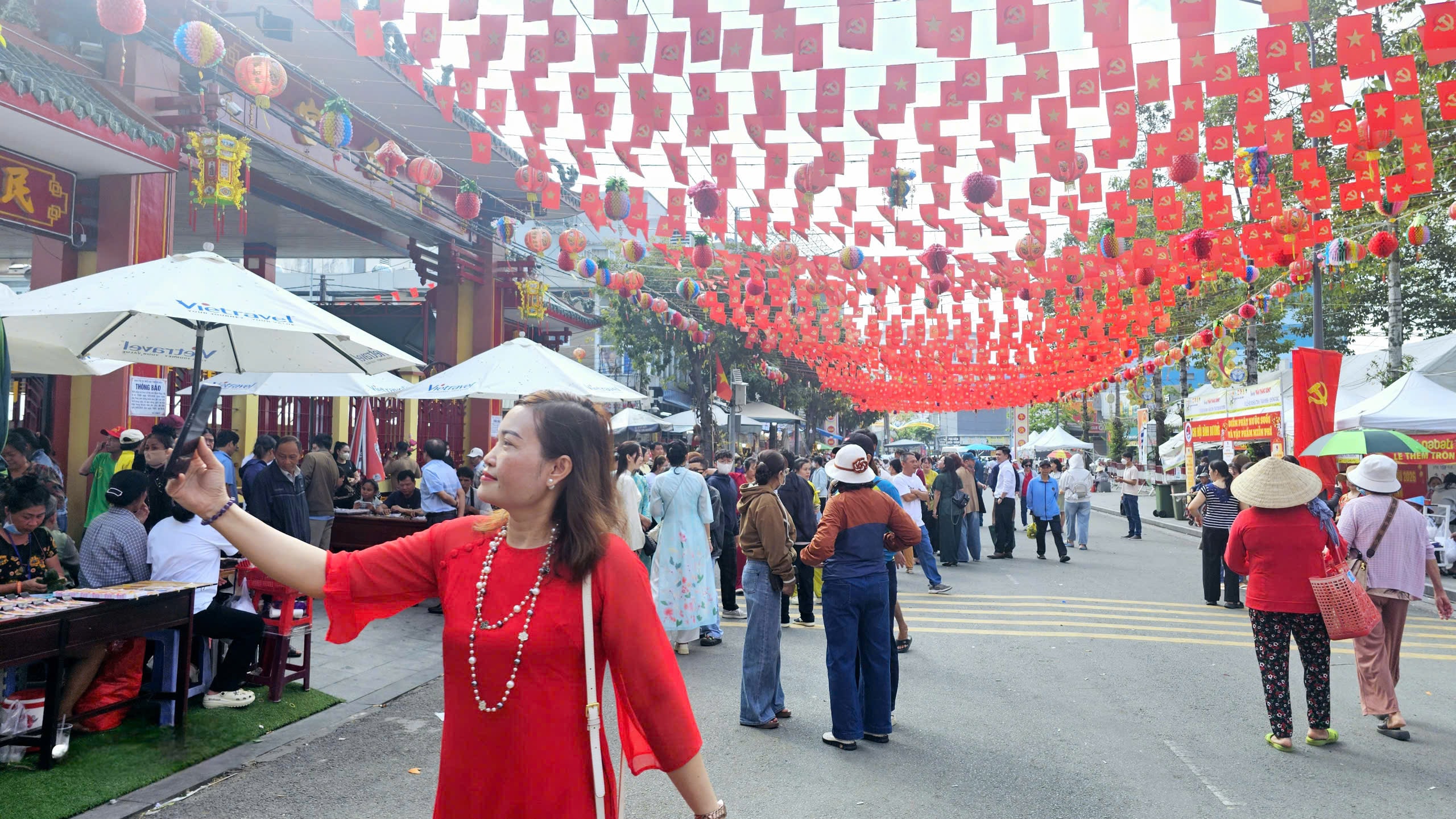 Không khí tại Chùa Bà Bình Dương trước Lễ hội lớn nhất Đông Nam Bộ - Ảnh 2.