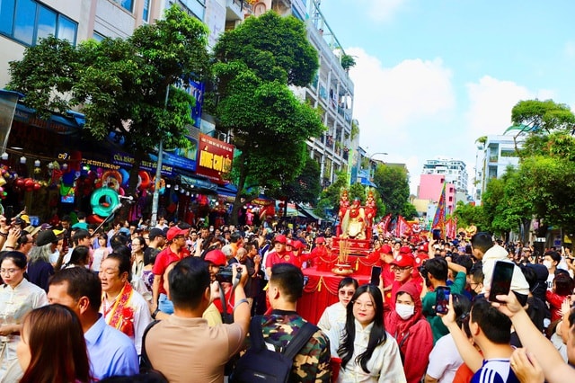 Đông nghịt người dự Lễ Nghinh Ông Quan Thánh Đế Quân- Ảnh 4.