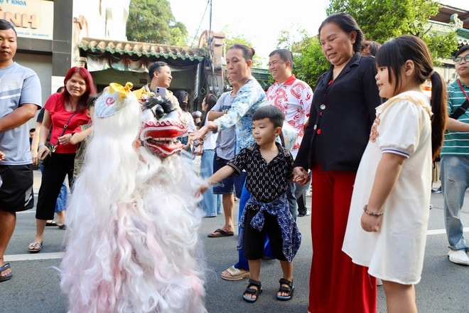 Đông nghịt người dự Lễ Nghinh Ông Quan Thánh Đế Quân- Ảnh 8.