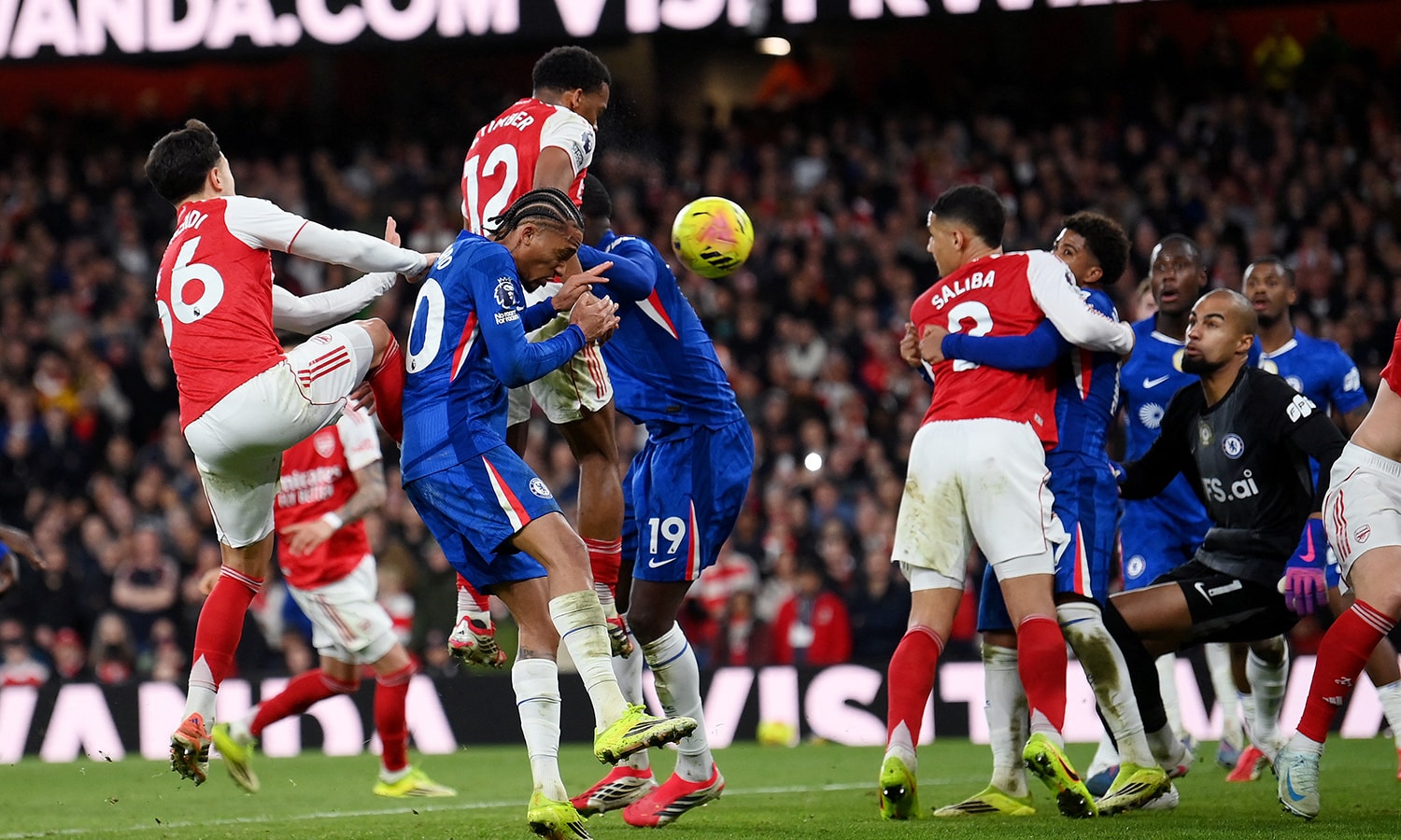 Những tình huống phạt góc định đoạt trận đấu giữa Arsenal và Chelsea. (Ảnh: Reuters)