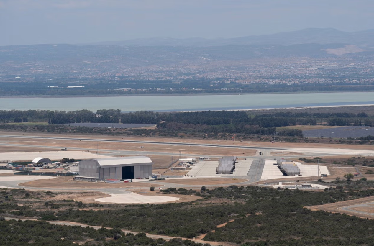 Lực lượng quân đội Anh đang xử lý một vụ việc nghi liên quan đến máy bay không người lái tấn công căn cứ quân sự của nước này tại đảo Síp, Bộ Quốc phòng Anh thông báo và cho biết không ghi nhận thương vong. Sự cố xảy ra vào khoảng nửa đêm tại căn cứ Không quân Hoàng gia Akrotiri. (Nguồn: The Independent)