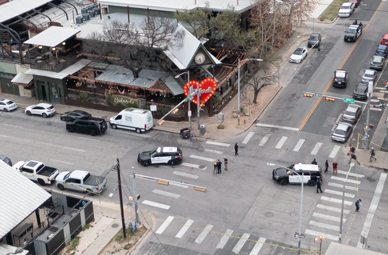 Cảnh sát điều tra hiện trường vụ nổ súng tại cửa hàng Buford's ở Austin. (Nguồn: AP)