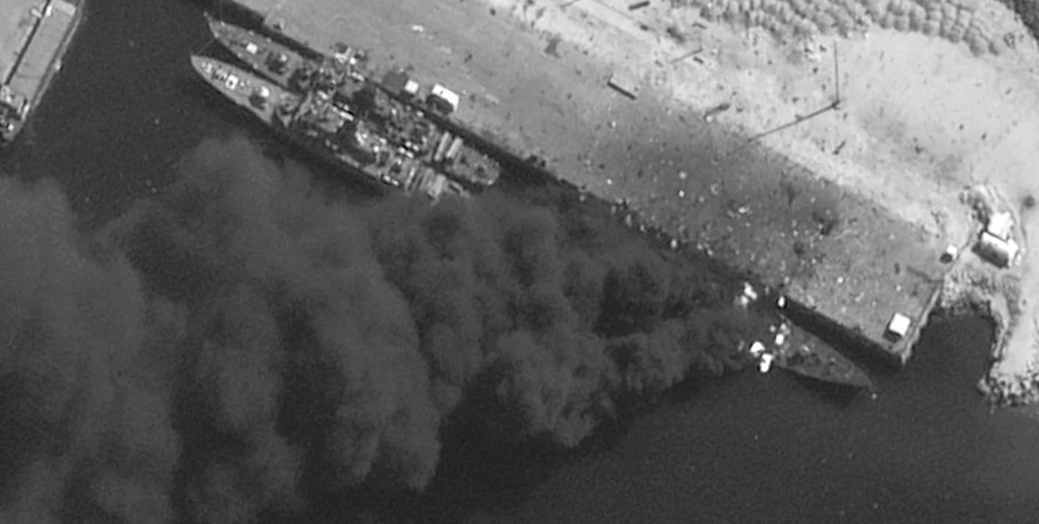 Chiếc tàu chiến bốc cháy ở Konarak. Ảnh The War Zone