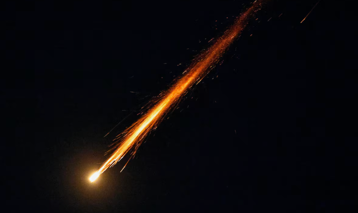 Tên lửa Iran bị đánh chặn trên bầu trời Trung Đông.