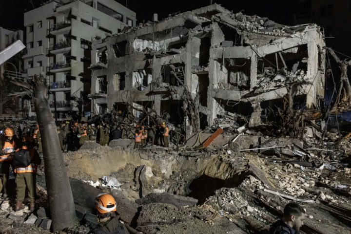 Lực lượng cứu hộ Israel nhanh chóng được triển khai tới hiện trường một tòa nhà bị hư hại ở Tel Aviv sau khi tên lửa đạn đạo Iran tập kích nhiều khu vực trong thành phố. (Nguồn: The New York Times)