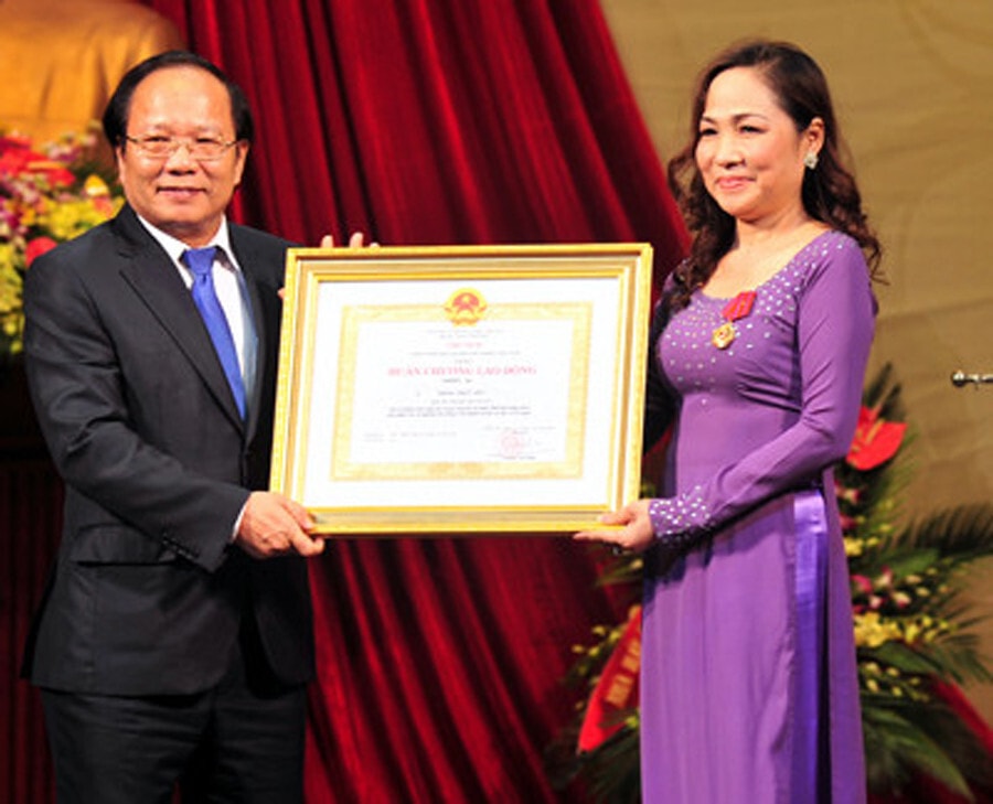 Với những cống hiến cho nghệ thuật, NSND Thuý Mùi được trao nhiều danh hiệu cao quý.