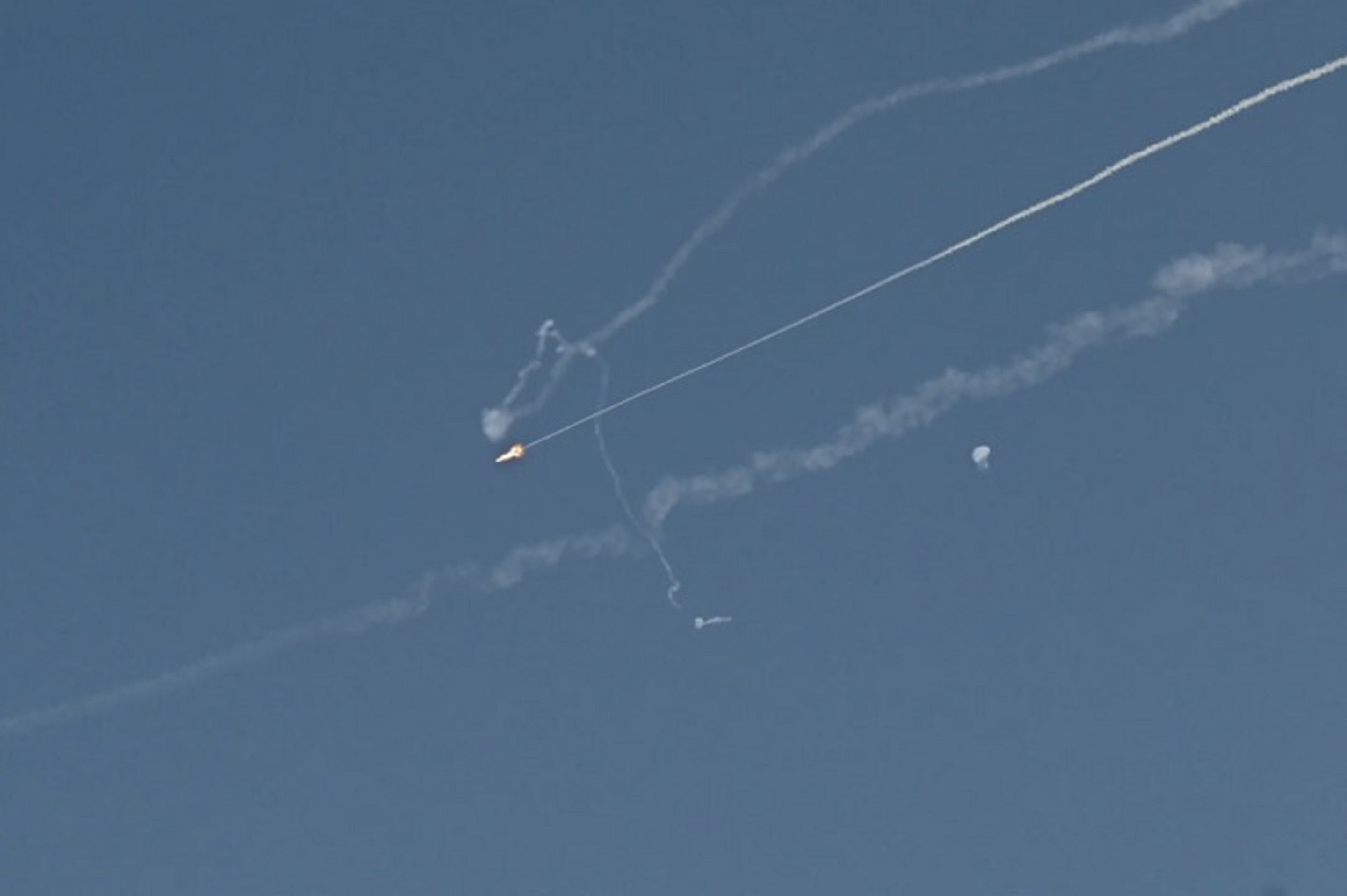 Các tiếng nổ vang lên khi một vật thể bay từ Iran bị đánh chặn trên bầu trời Dubai. (Nguồn: The New York Times)