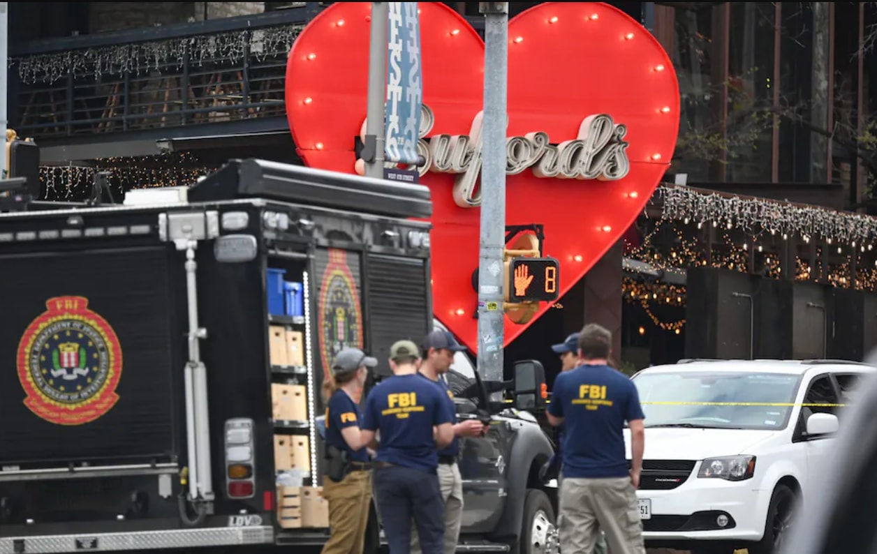 Vụ xả súng xảy ra bên ngoài quán bia Buford's Backyard Beer Garden trên phố Sixth Street - khu vui chơi về đêm nổi tiếng với nhiều quán bar và câu lạc bộ âm nhạc, nằm cách Đại học Texas tại Austin vài dặm. (Nguồn: AP)