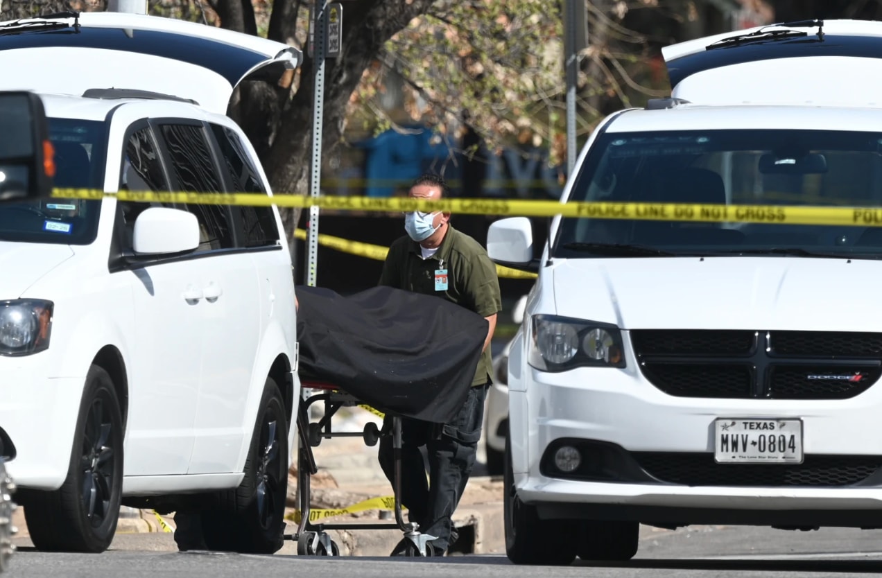 Theo Cảnh sát trưởng Lisa Davis của Austin, nghi phạm đã nhiều lần lái xe chạy ngang qua quán bar trước khi dừng lại, rồi nổ súng vào những người đang ngồi ở khu vực sân hiên và phía trước quán từ cửa sổ chiếc SUV. (Nguồn: AP)