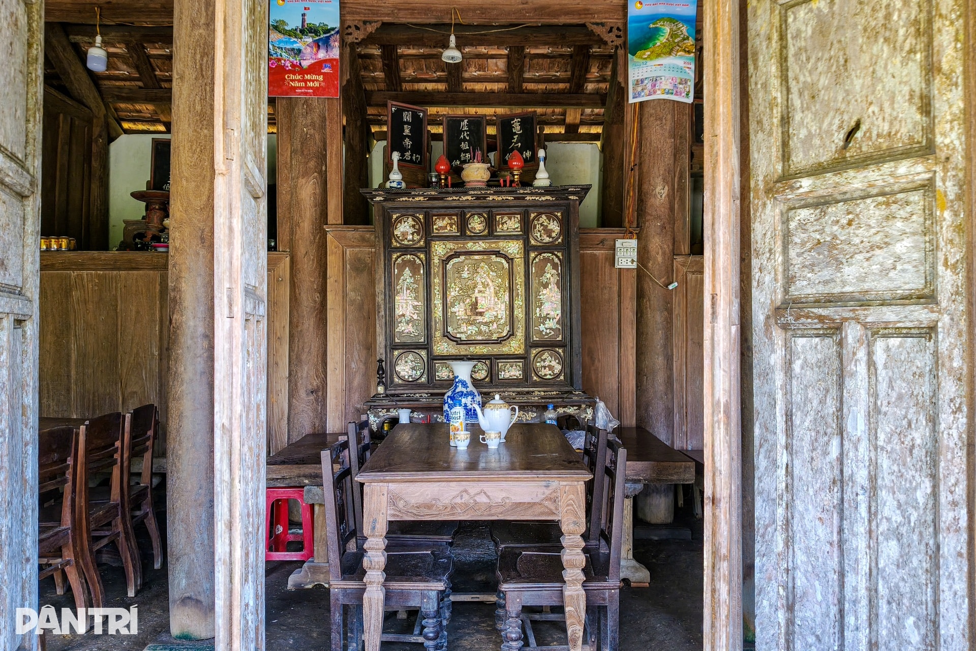 Bí ẩn chiếc bàn tự xoay trong ngôi nhà cổ bằng gỗ hơn 150 năm tuổi - 11