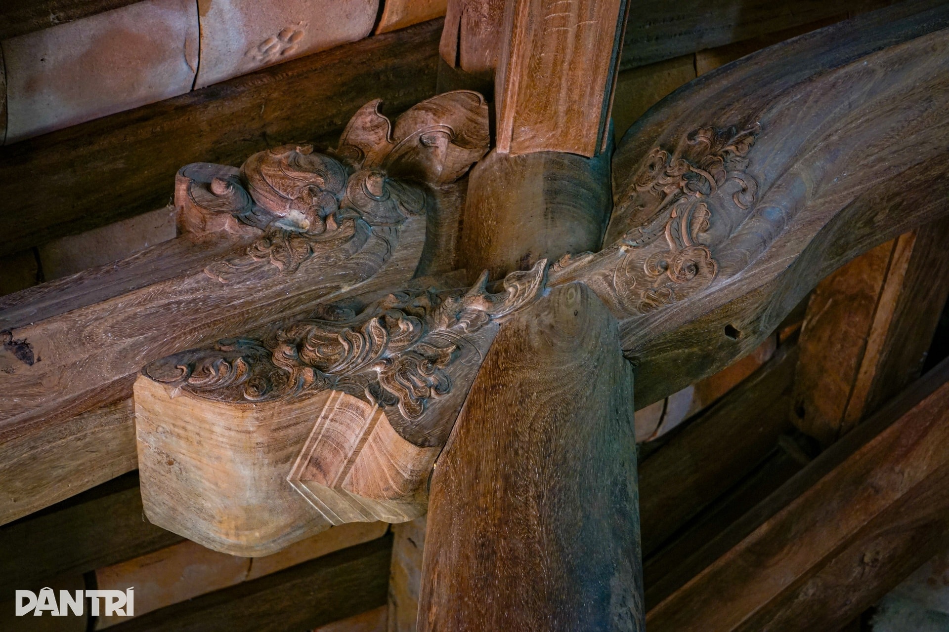 Bí ẩn chiếc bàn tự xoay trong ngôi nhà cổ bằng gỗ hơn 150 năm tuổi - 5