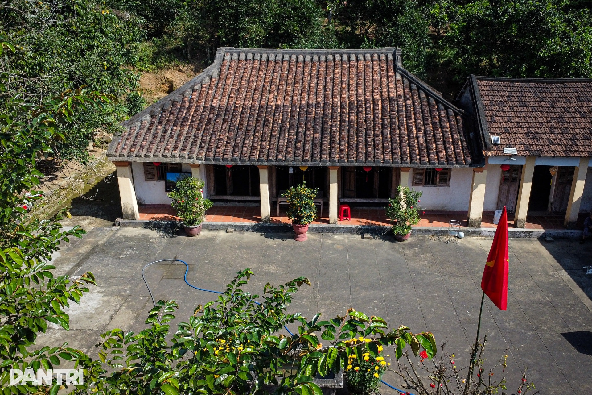 Bí ẩn chiếc bàn tự xoay trong ngôi nhà cổ bằng gỗ hơn 150 năm tuổi - 2