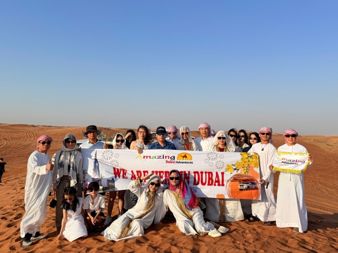 Đoàn khách Việt checkin tại sa mạc ở Dubai. Ảnh: HVN Travel