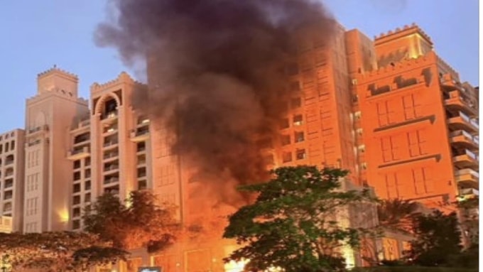 Khách sạn tại Dubai bị cháy do mảnh vỡ của máy bay không người lái Iran bị UAE đánh chặn rơi xuống. Ảnh: Pragativadi