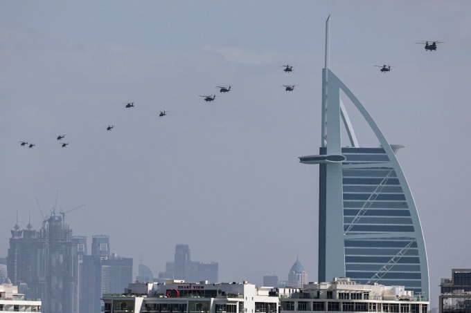 Trực thăng quân đội UAE bay ngang qua khách sạn Burj al Arab ở Dubai. Ảnh: AFP