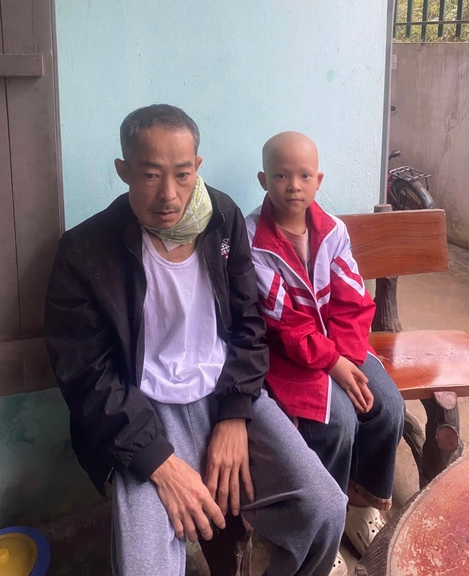 Anh Nguyễn Lương Lợi, người bị ung thư hạ họng và lao phổi, cùng con gái An Lương, 9 tuổi mắc ung thư mô mềm, tại nhà riêng ở phường Nguyễn Úy, tỉnh Ninh Bình, đầu tháng 2/2026. Ảnh: Gia đình cung cấp