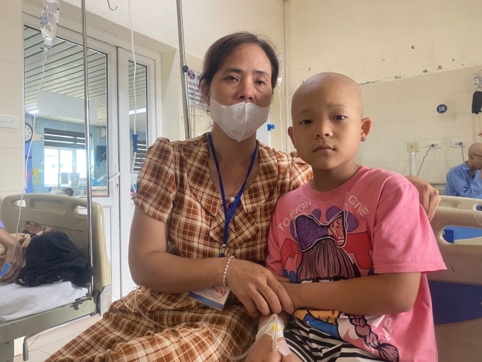 Chị Nguyễn Thị Hường cùng con gái An Lương thời gian điều trị tại Bệnh viện K cơ sở Tân Triều, Hà Nội, giữa năm 2025. Ảnh: Gia đình cung cấp