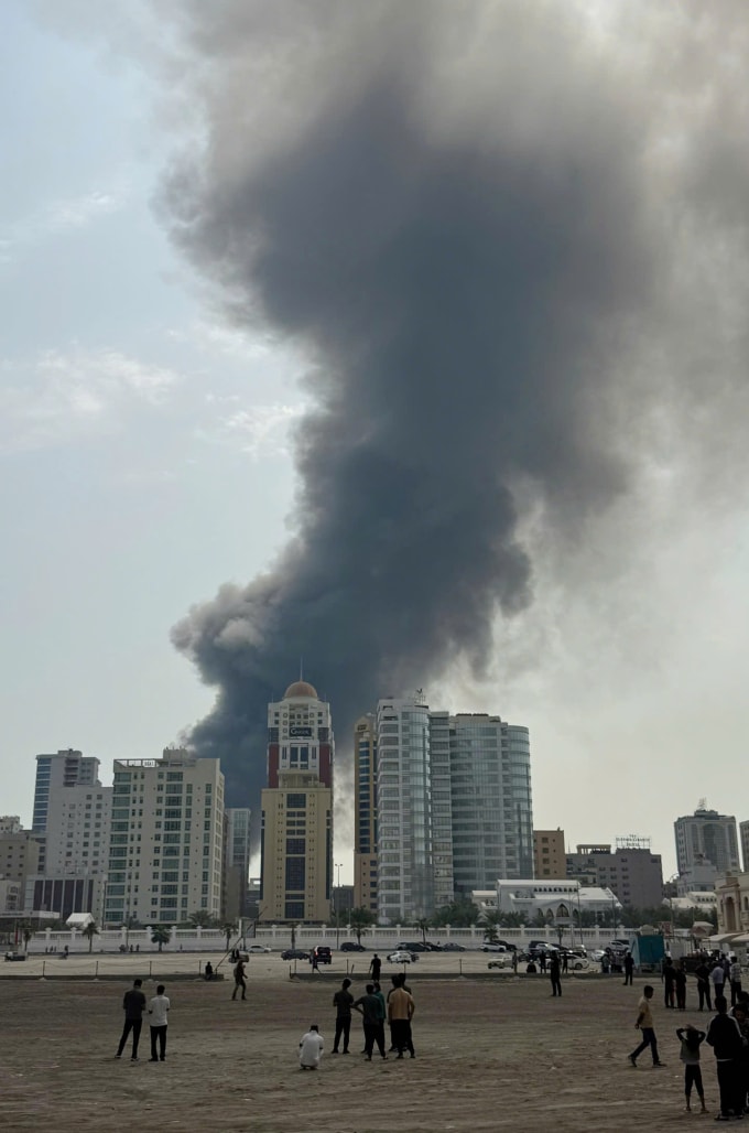 Tên lửa bắn vào Hạm đội 5 của Mỹ tại Jufffair, Bahrain, trưa ngày 28/2. Ảnh: Nguyễn Bá Thái