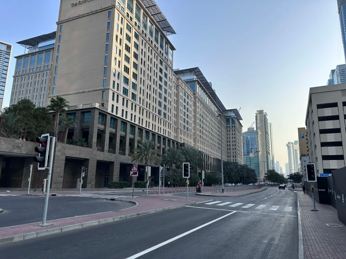 Khung cảnh vắng vẻ tại mặt trường trước Trung tâm Tài chính Quốc tế Dubai (DIFC) ở UAE, lúc 17h ngày 1/3. Ảnh: Vũ Hải Đức