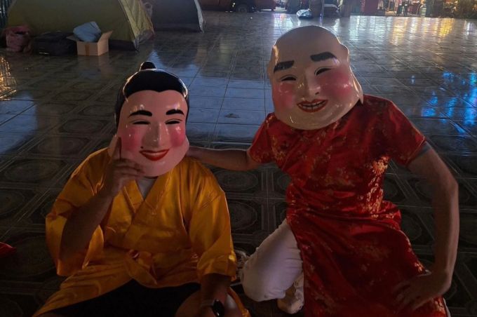 Đội trưởng cảnh sát Lertvarit Lertvorapreecha (phải) và đồng nghiệp cải trang thành người biểu diễn múa lân tại một hội chợ chùa, cuối tháng 2. Ảnh: Metropolitan police bureau, Royal Thai police