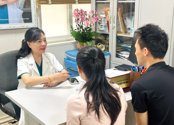 Bác sĩ Nhã tư vấn cho cặp vợ chồng khiếm thị. Ảnh: Thùy An