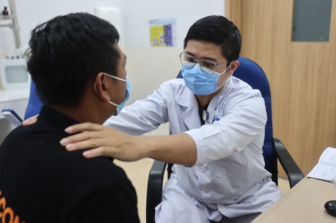 Bác sĩ khám bệnh tại Bệnh viện Ung Bướu TP HCM cơ sở 2. Ảnh: Quỳnh Trần