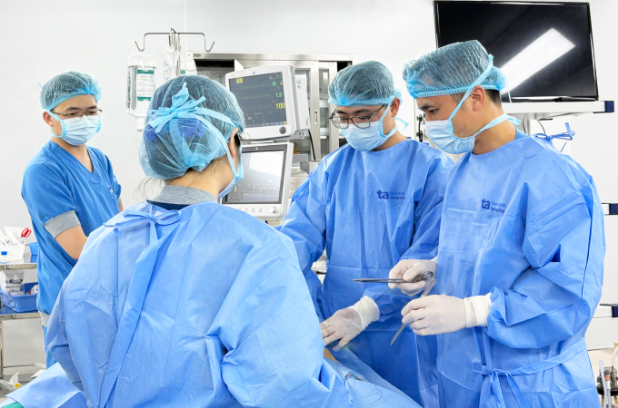 Bác sĩ Lượng phẫu thuật cho bà Hằng. Ảnh: Bệnh viện Đa khoa Tâm Anh