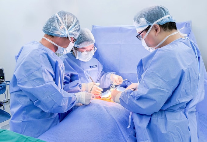 Êkíp phẫu thuật loại bỏ toàn bộ tuyến giáp cho chị Bích để triệt căn ung thư. Ảnh: Bệnh viện Đa khoa Tâm Anh