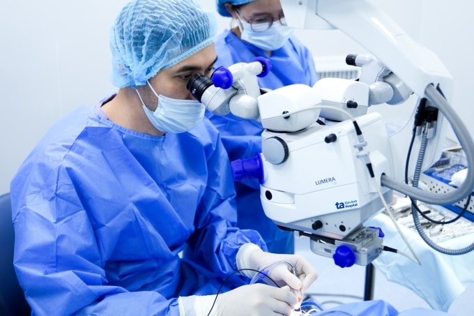 Bác sĩ Hưng phẫu thuật cho anh Quân. Ảnh: Bệnh viện Đa khoa Tâm Anh