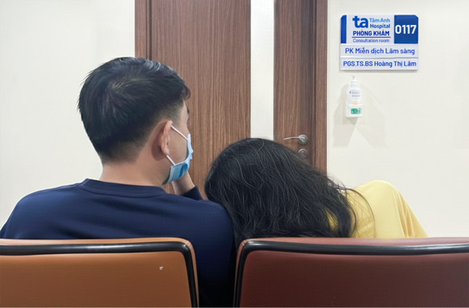 Chồng chị Tú đồng hành cùng vợ mỗi lần tái khám. Ảnh: Bệnh viện Đa khoa Tâm Anh