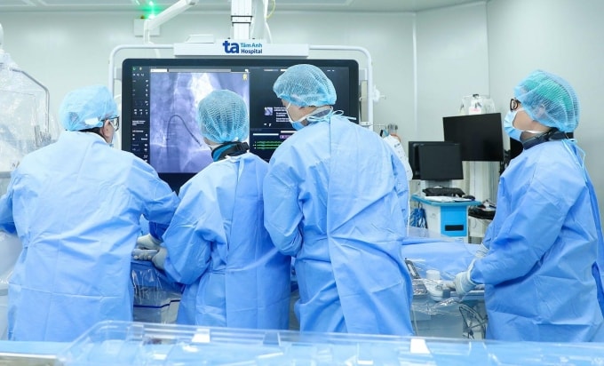 Giáo sư Nhân (ngoài cùng bên trái) cùng êkíp đặt máy tạo nhịp cho bệnh nhân trong 30 phút. Ảnh: Bệnh viện Đa khoa Tâm Anh
