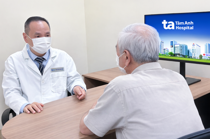 Bác sĩ Giang tư vấn cho người bệnh ở thời điểm tái khám. Ảnh: Bệnh viện Đa khoa Tâm Anh