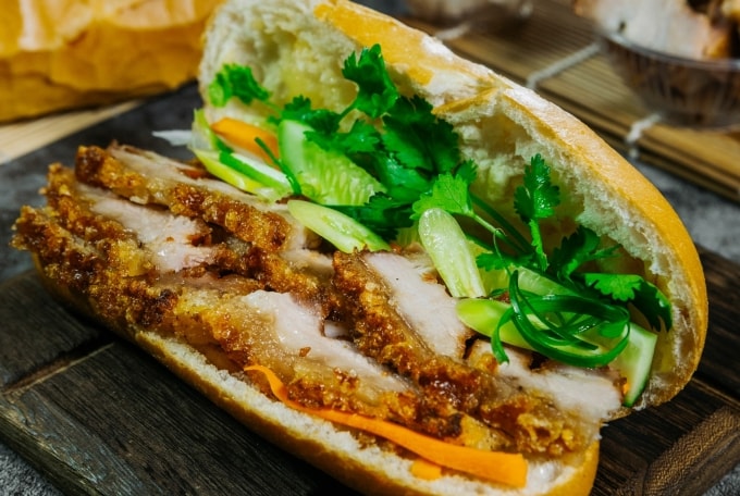 Hình ảnh bánh mì heo quay được quảng cáo trên website của tiệm.