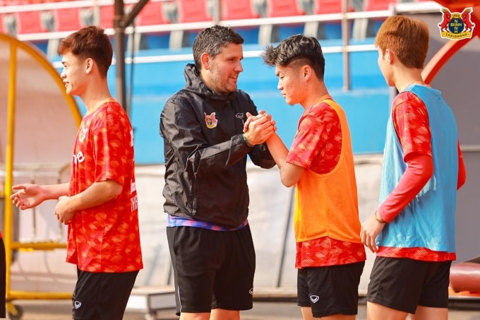 HLV CLB Ninh Bình Gerard Albadalejo (thứ hai từ trái sang) ở buổi tập ngày 20/2/2026. Ảnh: Ninh Bình FC