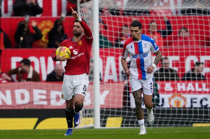 Tiền vệ Bruno Fernandes mừng bàn gỡ 1-1 trong trận Man Utd thắng Crystal Palace 2-1 ở vòng 28 Ngoại hạng Anh trên sân Old Trafford, Manchester, Anh ngày 1/3/2026. Ảnh: AP
