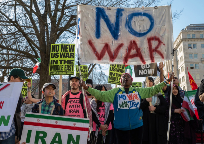 Biểu tình phản đối cuộc tấn công của Mỹ và Israel vào Iran tại khu vực gần Nhà Trắng, thủ đô Washington, ngày 28/2. Ảnh: AFP