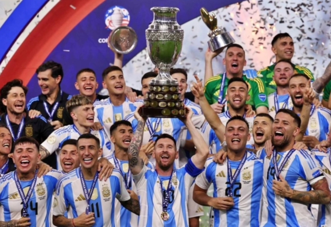 Messi nâng Copa America 2024 với tuyển Argentina. Ảnh: Reuters