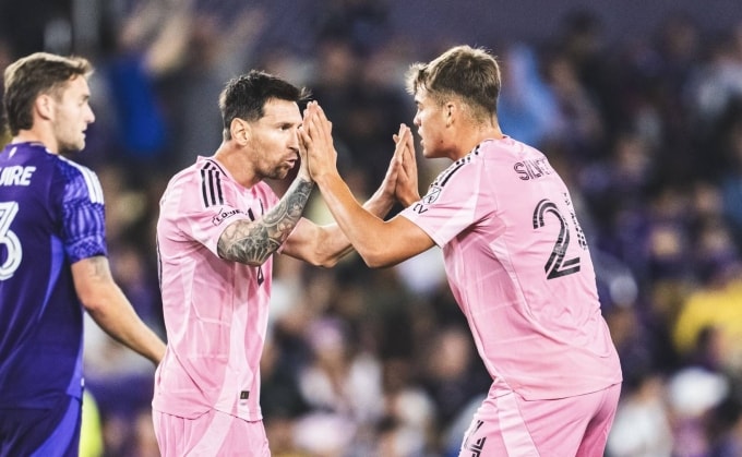 Messi mừng bàn với Silvetti (phải) trong trận Orlando City 2-4 Inter Miami ở vòng hai MLS tối 1/3. Ảnh: Inter Miami