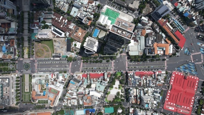 Đường Lê Lợi có chiều dài từ trước chợ Bến Thành đến Nhà hát TP HCM có 10 làn xe. Khi tổ chức sự kiện thường lấy mặt bằng 6 làn đường ôtô ở giữa. Ảnh: Đình Văn