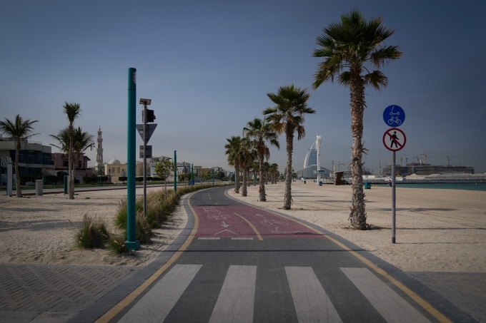 Một bãi biển công cộng ở Dubai vắng vẻ vào ngày 1/3. Ảnh: AP