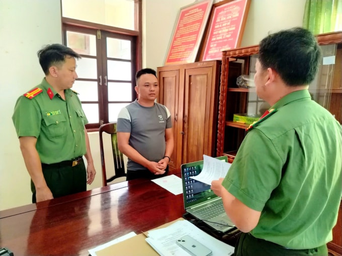 Toại bị Cơ quan An ninh điều tra đọc lệnh khởi tố. Ảnh: Công an Đăk Lăk