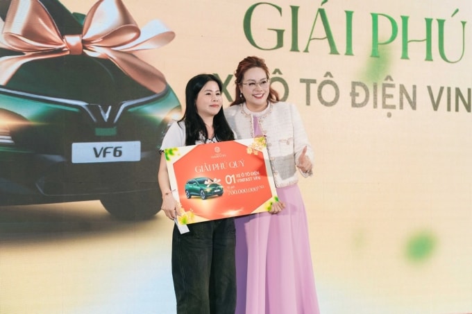 Một khách hàng trúng ôtô tại sự kiện. Ảnh: Vinhomes