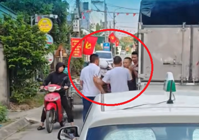 Nhóm người hành hung anh Tuấn. Ảnh: Người dân cung cấp