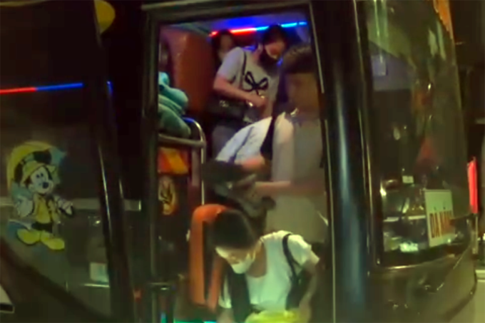 Hành khách được yêu cầu xuống xe, chuyển số khách quá tải sang phương tiện khác. Ảnh: CSGT cung cấp